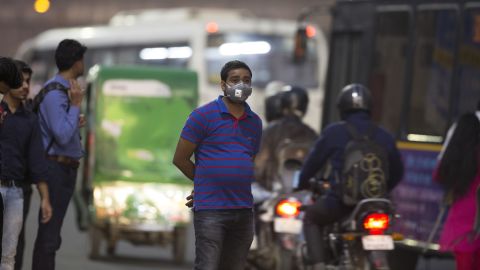People wearing pollution masks have become an increasingly common sight in Gurgaon. (Ruhani Kaur/Bloomberg/Getty Images)