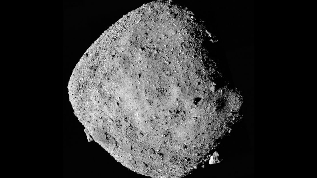 Dit mozaïekbeeld van asteroïde bennu bestaat uit 12 polycambeelden verzameld op 2 december door het Osiris-Rex-ruimtevaartuig vanaf een bereik van 15 mijl (24 km).