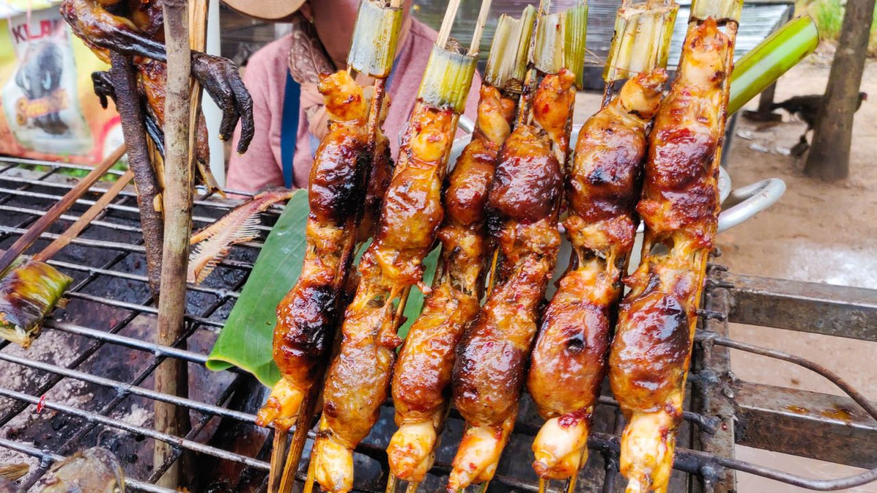 <strong>Kangkep baob (Stuffed frogs): </strong>Grilled inside split pieces of bamboo over hot coals, Kangkep baob is like a frog sausage, rich with root spices and slightly sweetened by palm sugar.
