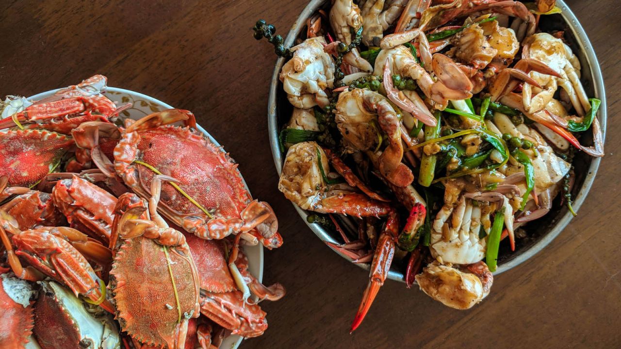 <strong>Chaa kdam meric kchai (Fried crab with green pepper): </strong>Local crab is a specialty of the Cambodian seaside town of Kep. Its lively crab market is known for fried crab prepared with green, locally grown Kampot pepper. 
