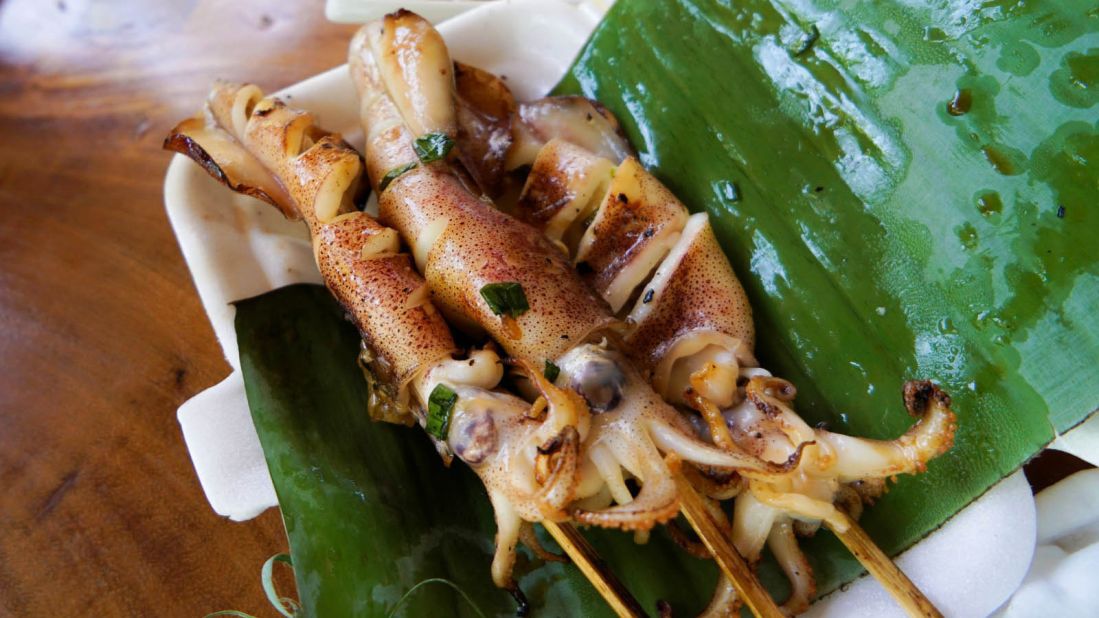 <strong>Ang dtray meuk (Grilled squid with Koh Kong sauce): </strong>The squid are brushed with either lime juice or fish sauce and then barbecued on wooden skewers and served with Koh Kong sauce, made from garlic, fresh chilies, fish sauce, lime juice and sugar.