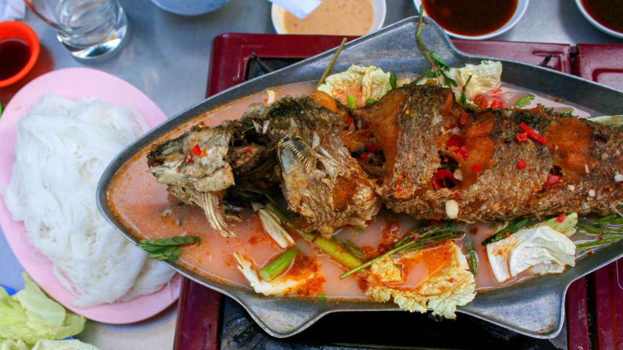 <strong>Trei boeng kanh chhet (Fried fish in the lake): </strong>A whole fish is deep-fried and then finished on a hotplate at the table in a coconut curry made from yellow kroeung and chilies. 
