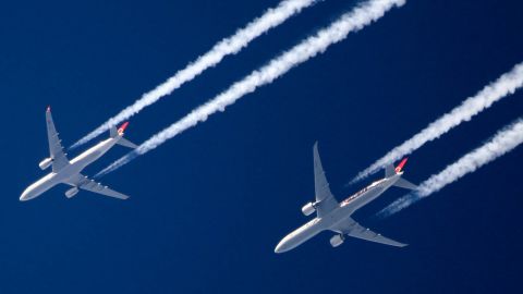 Scientists say that reducing contrails can seriously impact the level of impact flying has on the environment.