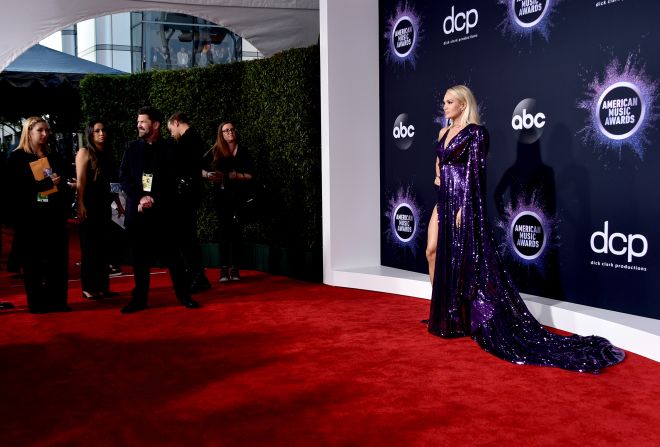 Carrie Underwood arrived in a royal purple dress with a high thigh slit. 