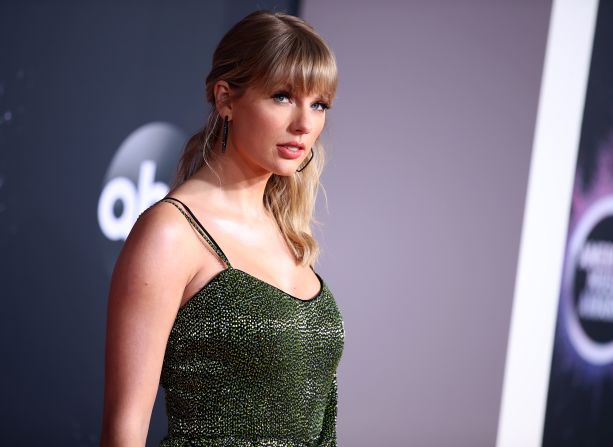 Ahead of being named "Artist of the Decade," Taylor Swift arrived on the red carpet in a sparkling emerald green dress. 