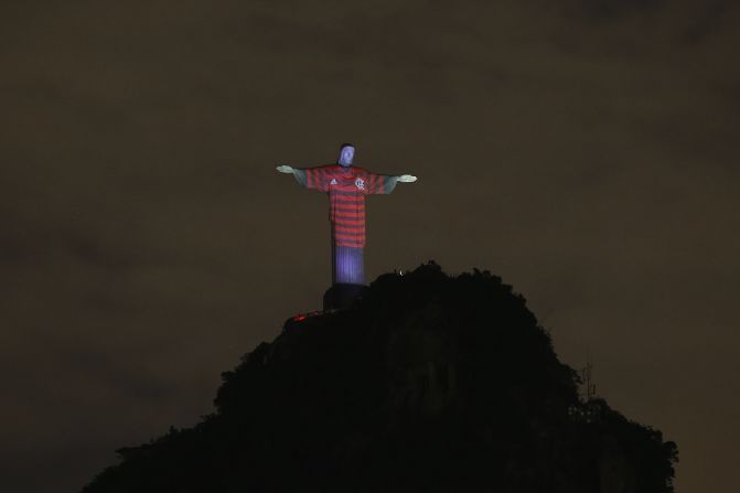 Christ the Redeemer is lit up with Flamengo colors before the Copa Conmebol Libertadores on Friday, November 22 in Rio de Janeiro, Brazil. <a href="index.php?page=&url=http%3A%2F%2Fwww.cnn.com%2F2019%2F11%2F18%2Fsport%2Fgallery%2Fwhat-a-shot-sports-1118%2Findex.html" target="_blank">See 27 amazing sports photos from last week.</a>