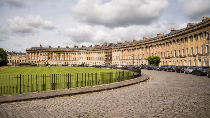 <strong>The Royal Crescent, Bath, England: </strong> The majestic sweep of the Royal Crescent is a highlight in a city which claims plenty of other architectural standouts. Staying at the <a href="index.php?page=&url=https%3A%2F%2Fwww.royalcrescent.co.uk%2F" target="_blank" target="_blank">five-star hotel </a>of the same name is the perfect way to get immersed in this spa city's history.