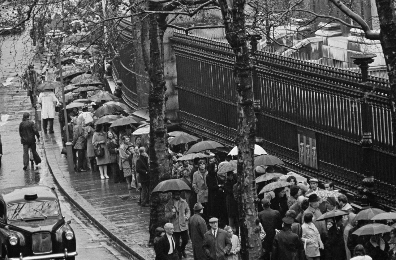 Visitors queue in the rain to see "Treasures of Tutankhamun" at the the British Museum, London, in 1972.