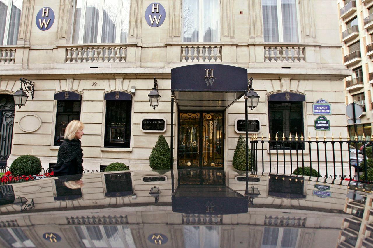 Armed thieves, some dressed as women and wearing wigs, entered the Parisian Harry Winston jewelry shop and stole gems and jeweled watches.