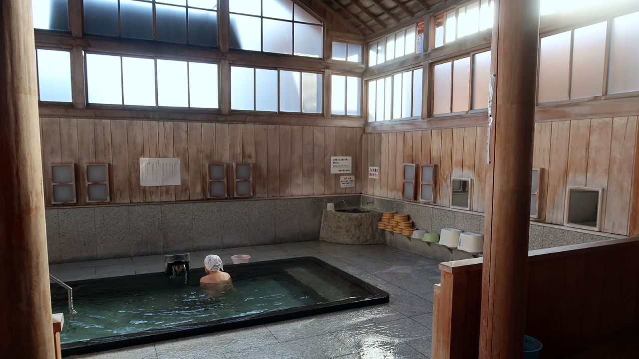 <strong>Sabakoyu public onsen: </strong>Sabakoyu, where beloved haiku poet Basho is said to have bathed, is located in Iizaka Onsen, known for its extremely hot water.