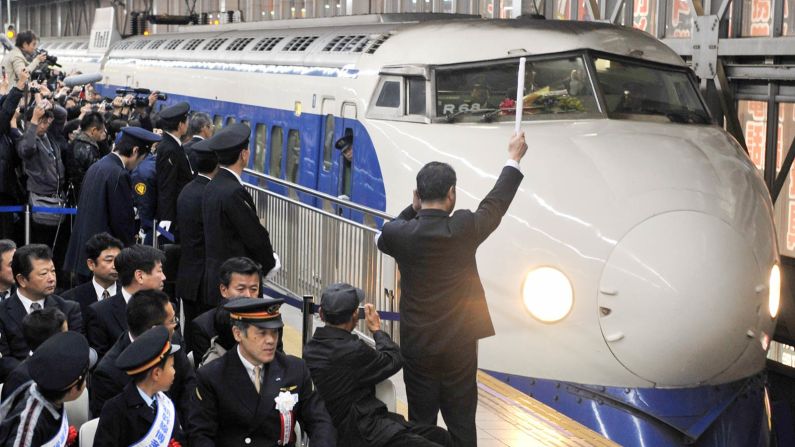 <strong>Built to last: </strong>The last train of the first generation Shinkansen bows out of service in 2008. 