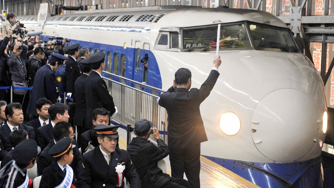 <strong>Built to last: </strong>The last train of the first generation Shinkansen bows out of service in 2008. 