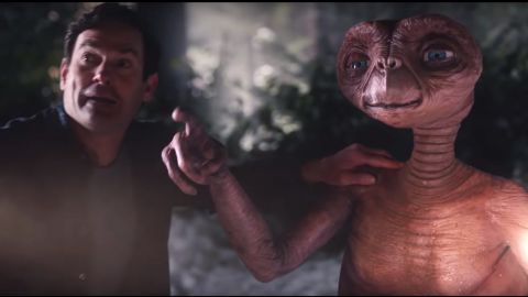 ET reunited with a grown-up Elliott (Henry Thomas) in a surprise Thanksgiving commercial for Xfinity. Who's cutting onions? 