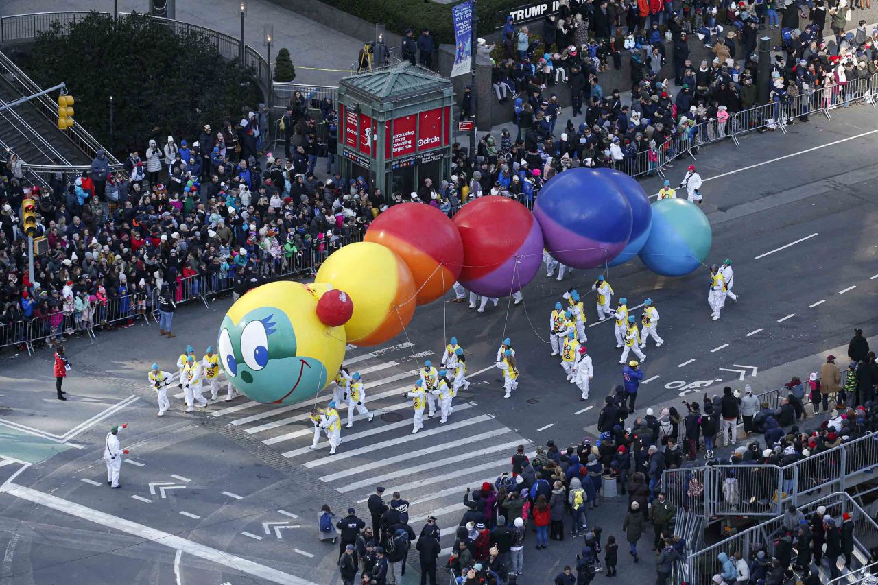 <strong>Caterpillar balloon (2019):</strong> A colorful caterpillar balloon inches its way down the route.