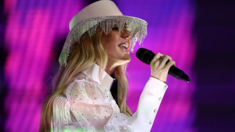 Ellie Goulding and... the hat... at the Dallas Cowboys' AT&T Stadium on Thursday.