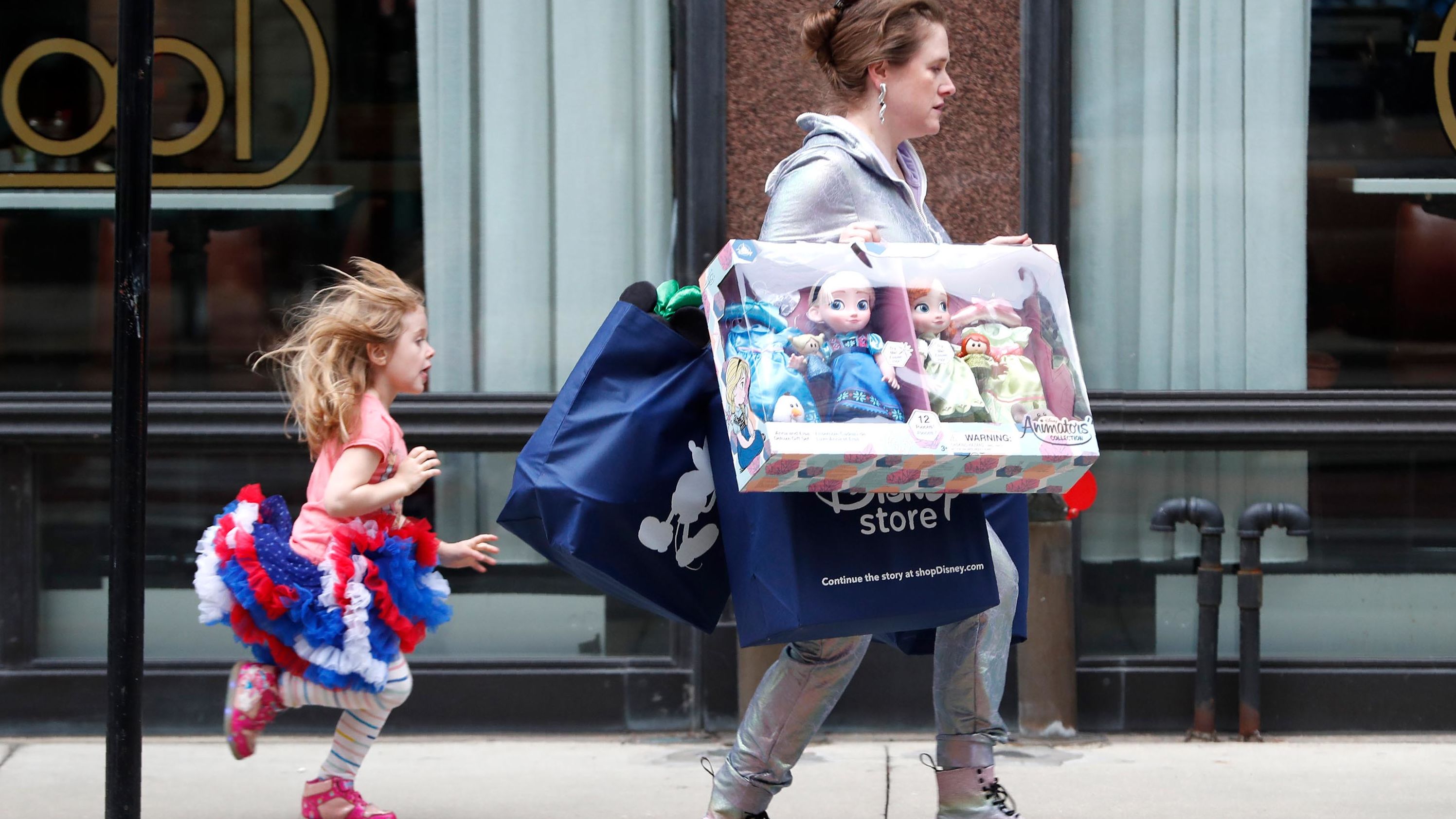 Julia Stamberger and her daughter Xyla hustle back to their car in Chicago.