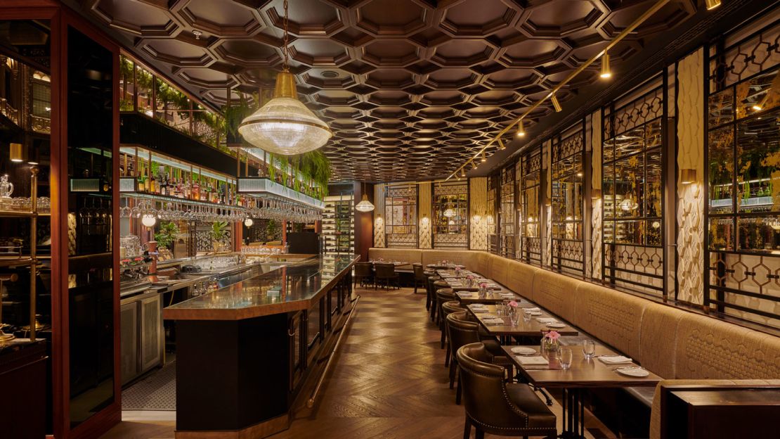 Este local lindamente projetado é um restaurante requintado e um bar elegante.