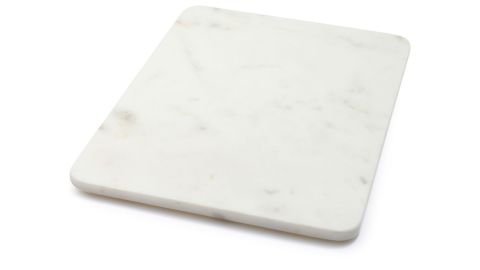 underscored cheeseboard sur la table marble