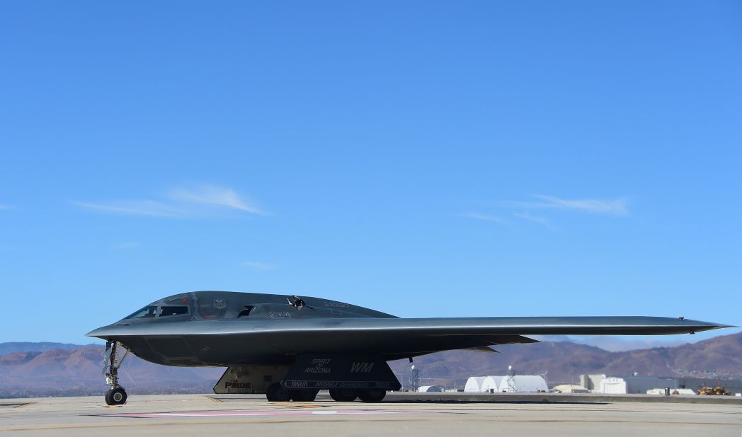 The Northrop Grumman B-2 is one of three strategic bombers currently in service in the US Air Force, along the agile Rockwell B-1 Lancer, which first flew in 1974, and the gargantuan Boeing B-52 Stratofortress, a legendary aircraft from the 1950s that has been constantly updated ever since.