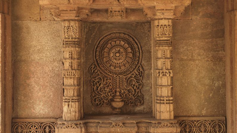 <strong>Adalaj Stepwell: </strong>Offering a magnificent blend of Muslim and Hindu architecture, this beauty is found in the small village of Adalaj in Gujarat. 