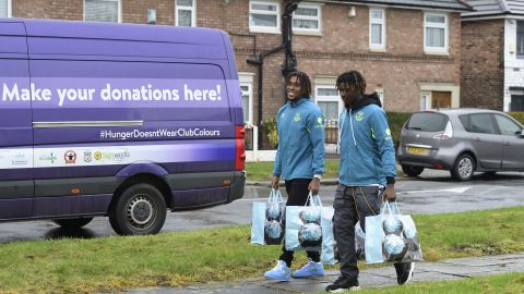 Everton duo Alex Iwobi and Moise Kean visit North Liverpool food bank.