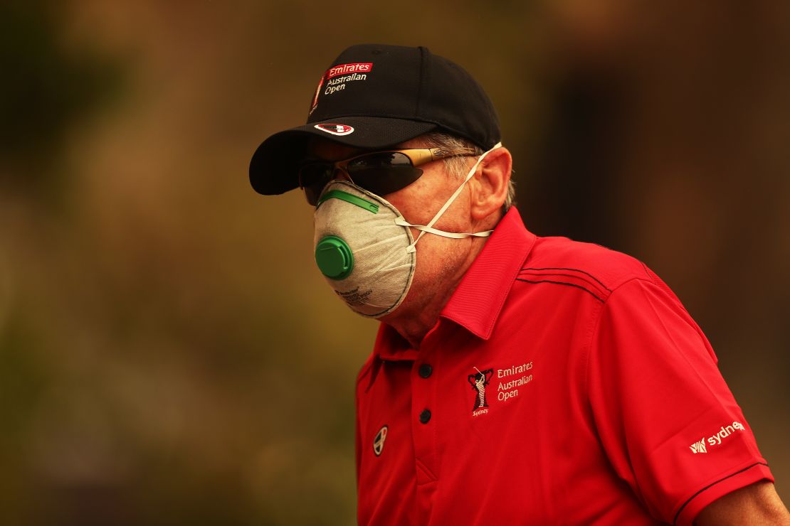 A course worker wears a face mask due to the smog at the Australian Open.