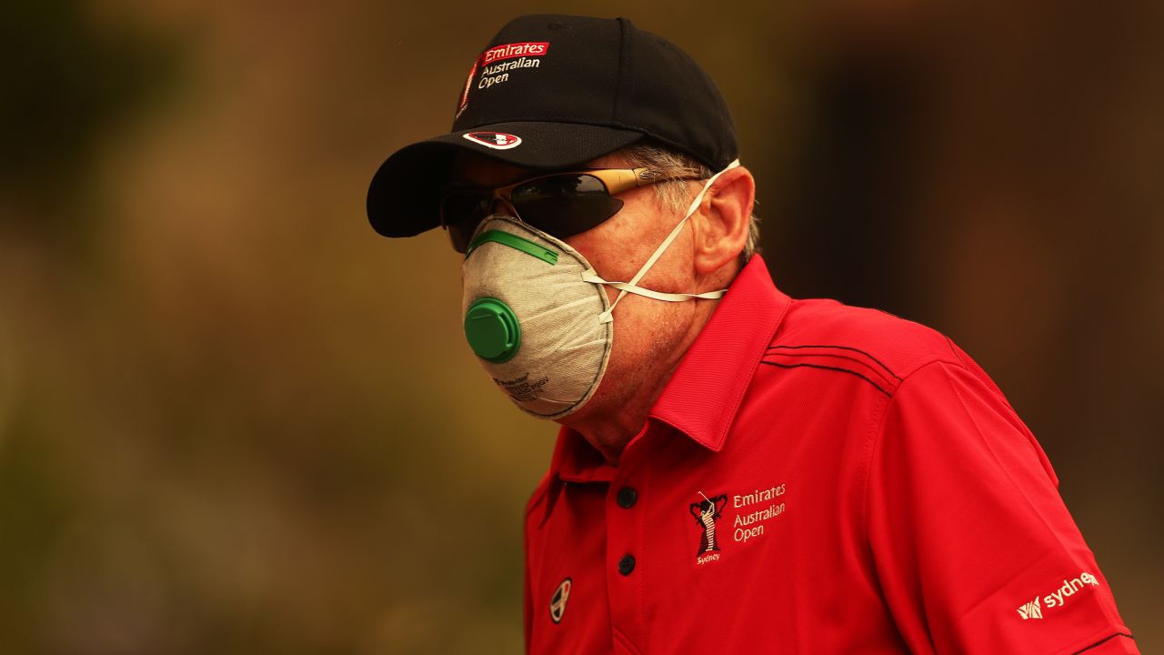 A course worker wears a face mask due to the smog at the Australian Open.