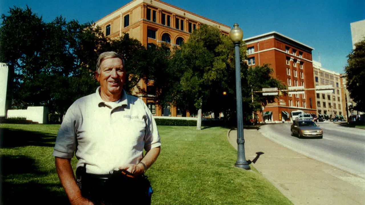 Former Secret Service agent William Lawson returns to Dealey Plaza in Dallas years after President Kennedy was assassinated there in 1963.