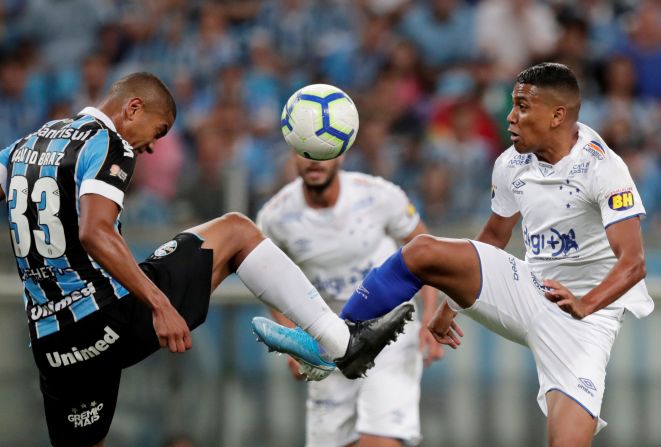 Cruzeiro's David Corrêa da Fonseca and Gremio's David Braz fight for the ball during the Brasileiro Championship in Porto Alegre, Brazil, on Thursday, December 5. 