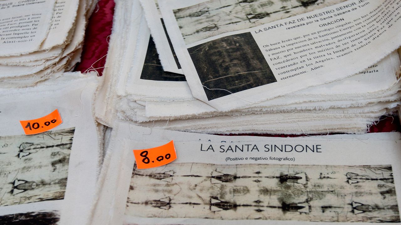 Pilgrims buy reproductions of the Shroud