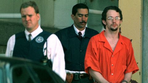 Security officers escort convicted killer Chevie Kehoe from the federal courts building in Little Rock, Arkansas, on May 19, 1999.