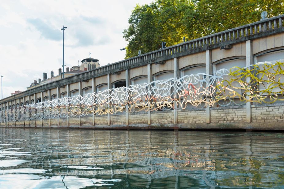 This 120-meter stainless steel calligraphic installation suspended between two bridges along the Saône river in Lyon, France, quotes Fernand Braudel, a historian who documented local history. 