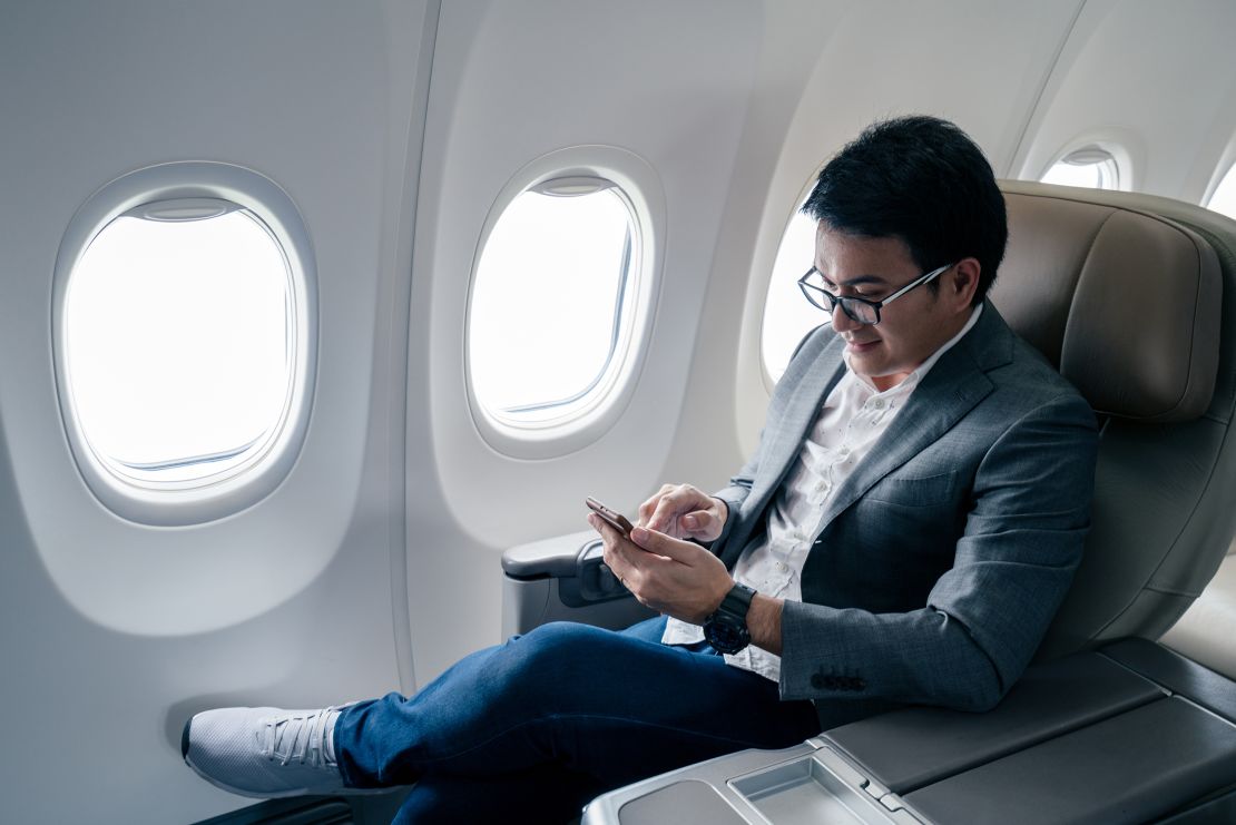 Bei einigen Fluggesellschaften ist das Versenden von SMS bereits erlaubt. 