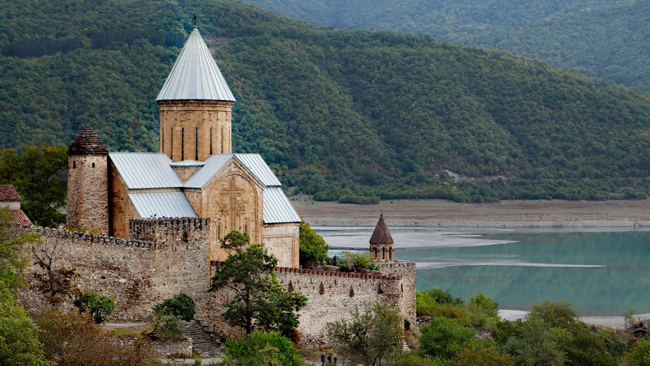 <strong>Ananuri:</strong> This castle complex on the Aragvi River in Georgia once served as the residence of the eristavis (Dukes) of Aragvi.
