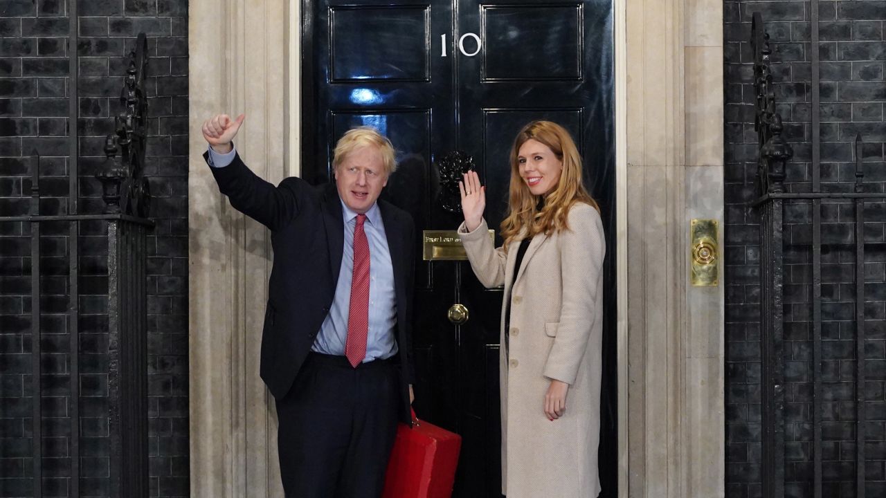 Premier Boris Johnson en zijn partner Carrie gaan Downing Street binnen terwijl de conservatieven op 13 december 2019 een overweldigende verkiezingsoverwinning vieren in Londen, Engeland. 
