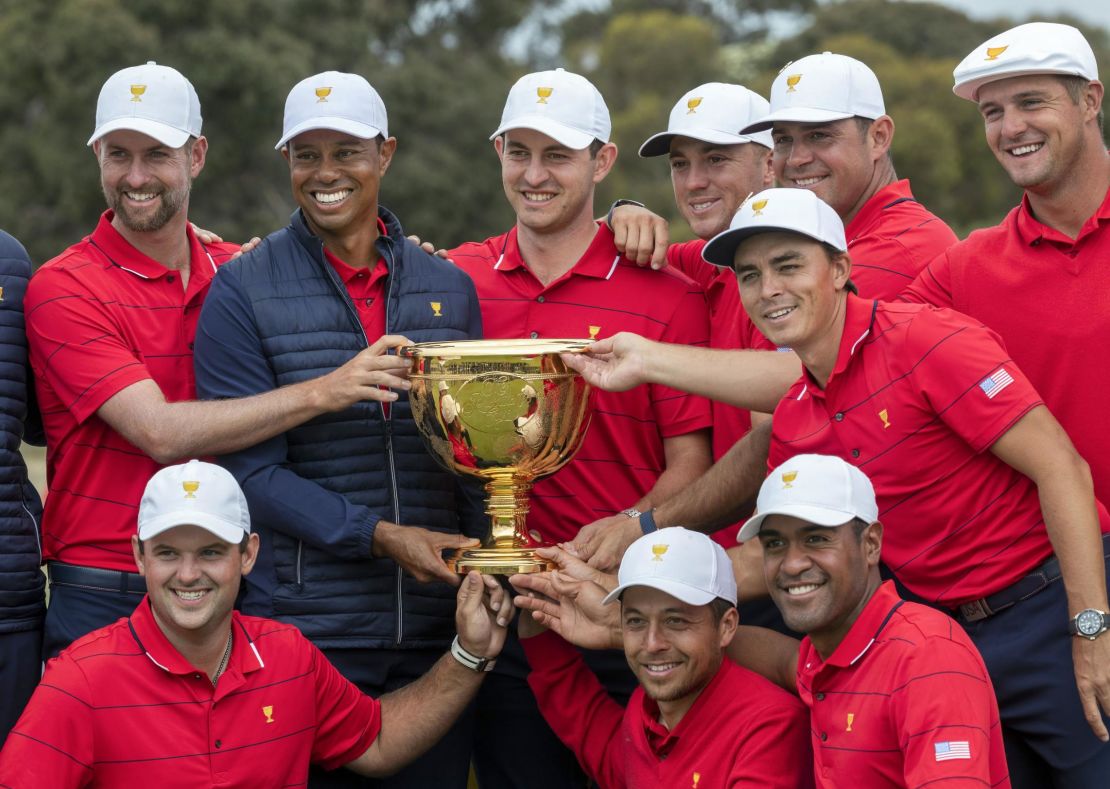 Woods and his teammates pose with the Presidents Cup.