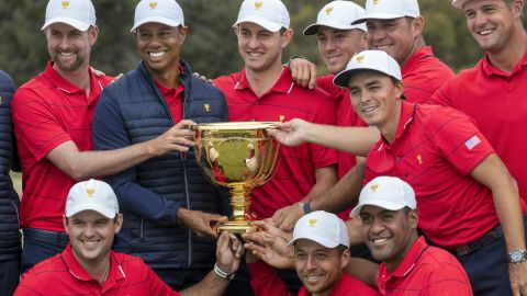 Woods and his teammates pose with the Presidents Cup.