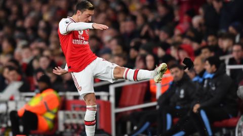 Mesut Ozil reacted angrily to be substituted during Sunday's EPL game.  