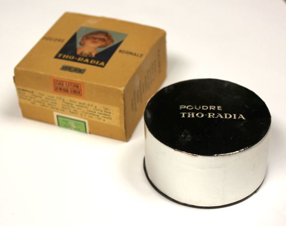 Launched in 1933, the Tho-Radia cosmetics line only contained radioactive elements for a short period of time. This powder from the 1940s already makes no mention of it on its label. 