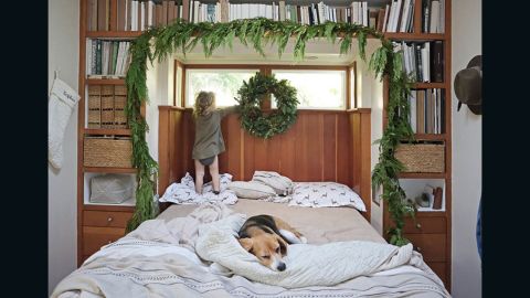 All-natural decoration in the Tiny Canal Cottage.