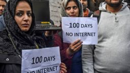 Kashmiri journalists protest against internet blockade put by India's government in Srinagar on October 12, 2019. (Photo by Tauseef MUSTAFA / AFP) (Photo by TAUSEEF MUSTAFA/AFP via Getty Images)