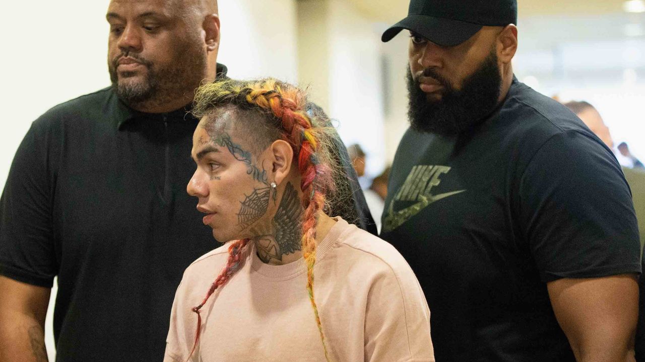 HOUSTON, TX - AUGUST 22:  Rapper Tekashi69, real name Daniel Hernandez and also known as 6ix9ine, Tekashi 6ix9ine, Tekashi 69,  arrives for his arraignment on assault charges in County Criminal Court #1 at the Harris County Courthouse on August 22, 2018 in Houston, Texas.  (Photo by Bob Levey/Getty Images)