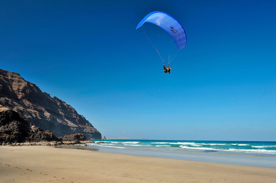 <strong>Playa de la Canteria:</strong> Paragliders harness the power of northeasterly trade winds above La Canteria beach in Lanzarote.