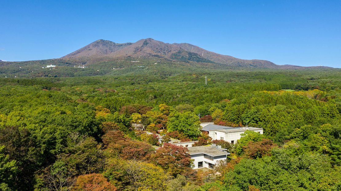 Risonare Nasu invites guests to work with farmers in the garden.