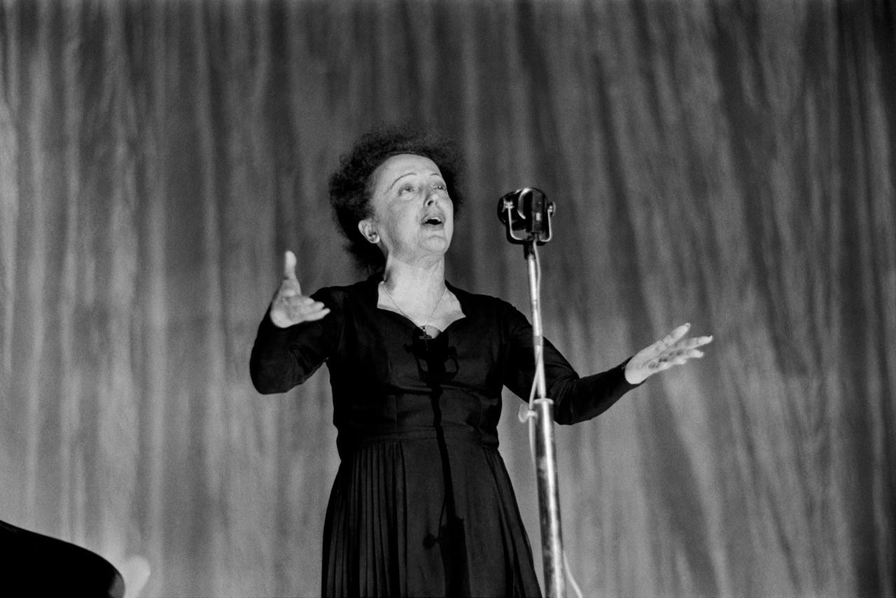 French singer Edith Piaf performs on stage at the Olympia concert hall in Paris on December 30, 1960.