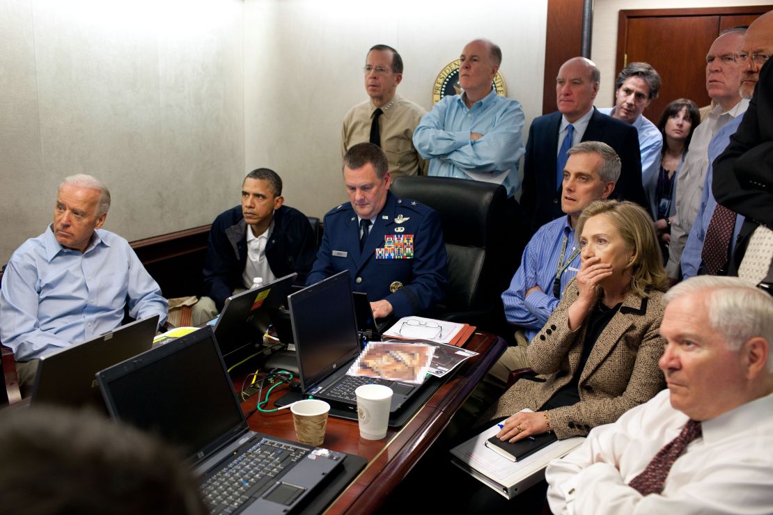 Präsident Barack Obama, Vizepräsident Joe Biden, Außenministerin Hillary Clinton und Mitglieder des nationalen Sicherheitsteams erhalten am 1. Mai 2011 im Situation Room des Weißen Hauses in Washington, D.C. ein Update über die Mission gegen Osama bin Laden.