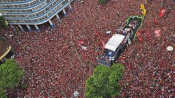 TOPSHOT - Aerial view of Brazil's Flamengo fans surrounding a bus carrying the Flamengo football team during a celebration parade after their Libertadores Final football match victory against Argentina's River Plate, Rio de janeiro on November 24, 2019. (Photo by CARL DE SOUZA / AFP) (Photo by CARL DE SOUZA/AFP via Getty Images)