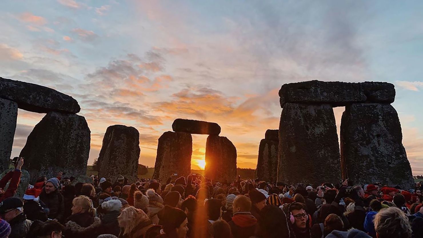 Thousands of people gather at Stonehenge to celebrate the winter ...