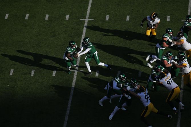 Jets quarterback Sam Darnold hands off to running back Le'Veon Bell during an NFL game against the Pittsburgh Steelers at MetLife Stadium in East Rutherford, New Jersey, on December 22. The Jets defeated the Steelers 16-10.