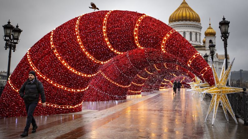 <strong>Moscow, Russia:</strong> The Patriarch's Bridge, by the Cathedral of Christ the Savior, has been festooned with Christmas decorations.